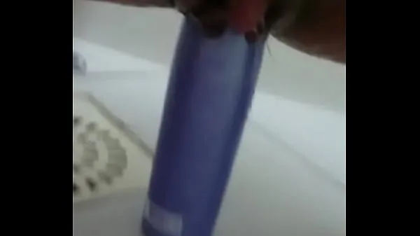 Nieuwe Stuffing the shampoo into the pussy and the growing clitoris nieuwe tube