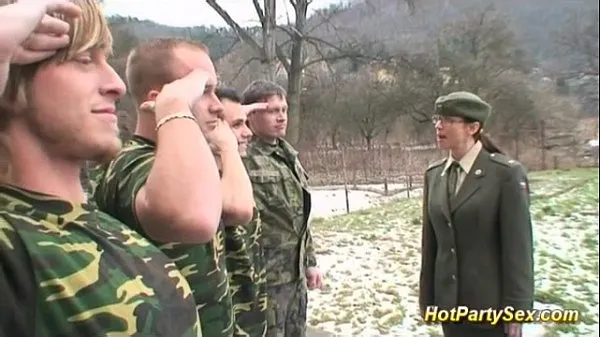 Nová military lady gets soldiers cum čerstvá trubica