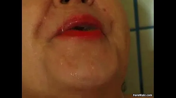 Új Chubby granny pissing in the shower friss cső