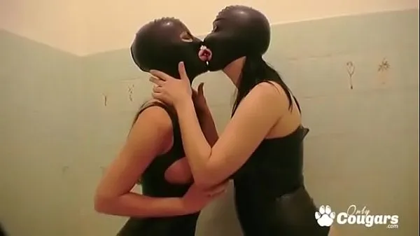 Uusi Two Latex Sluts Play With Each Other tuore putki