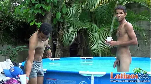 Horny Latin twinks jump into the pool for oral fun أنبوب جديد جديد