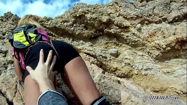 Nouveau MyFirstPublic Instructeur d'escalade baise son élève au bord de la mer nouveau tube