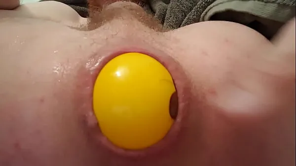 Nieuwe I play with a 3 inch Yellow ball in my ass nieuwe tube