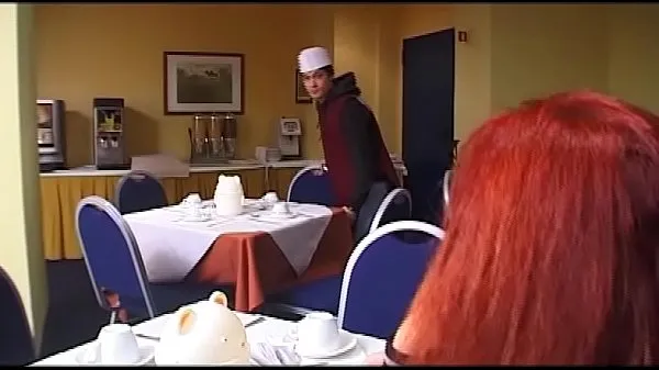 Nieuwe Old woman fucks the young waiter and his friend nieuwe tube