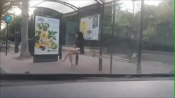 Νέος bitch at a bus stop φρέσκος σωλήνας
