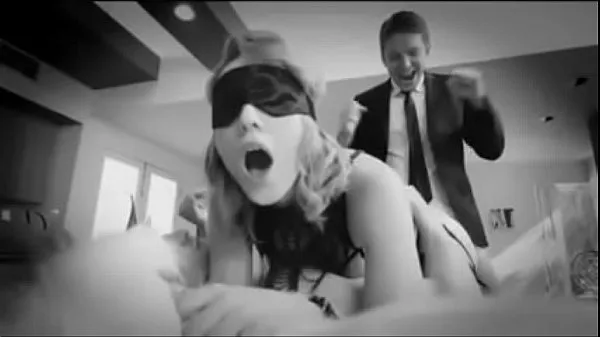 Blindfolded hotwife sharing with friend and doble penetration أنبوب جديد جديد