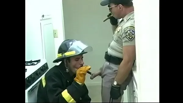 Νέος Fireman doing blowjob to cop φρέσκος σωλήνας