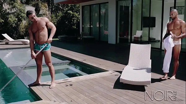 Nouveau Sexy Big Cock Black Guy a des relations sexuelles avec un garçon latin qui nettoie sa piscine nouveau tube