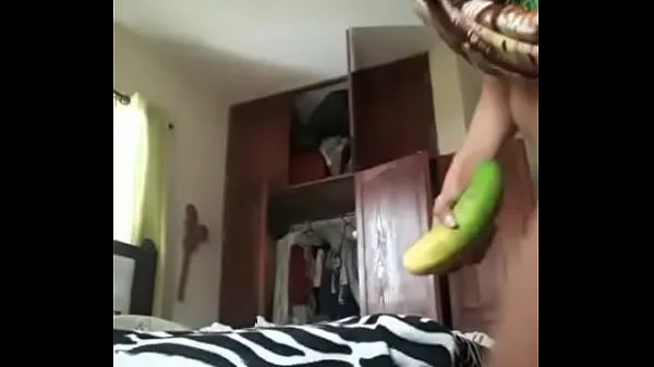 新的 Dominican girl with cucumber 新鲜的 管