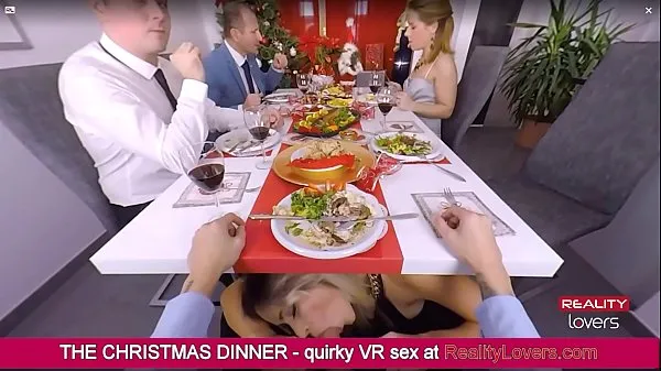 Nuevo Vittoria Dolce te sopla debajo de la mesa durante la cena de Navidad en realidad virtual tubo nuevo