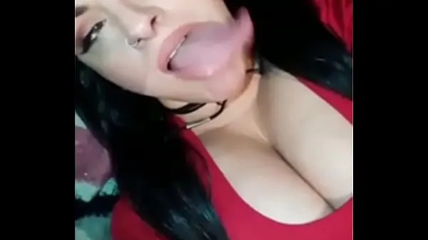 Novo Latina Babe mostra a língua tubo novo