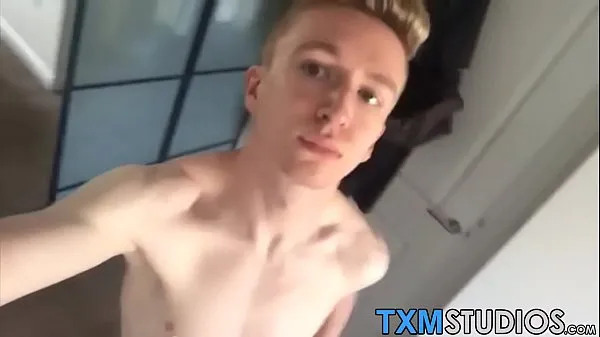 Nowa Sex crazed twink grabs his big dick and masturbates soloświeża tuba