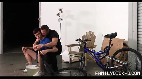 ใหม่ Hunk Stepdad Fucks Twink Stepson In Garage While Fixing Bicycle - Myles Landon, Christian Anderson Tube ใหม่