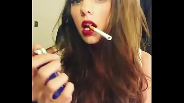 Nova Hot girl with sexy red lips sveža cev