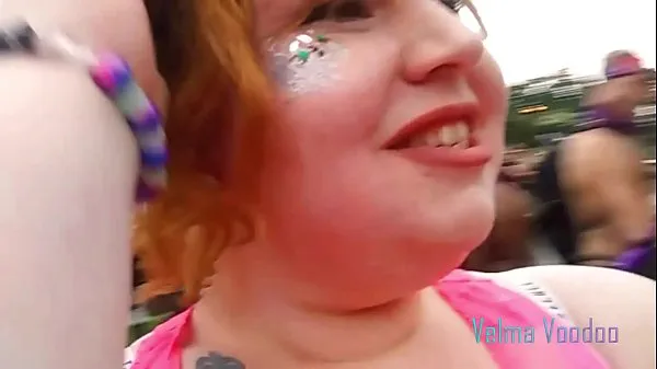Nuevo RAVE IN THE WOODS con la pelirroja gordita Velma Voodoo tubo nuevo