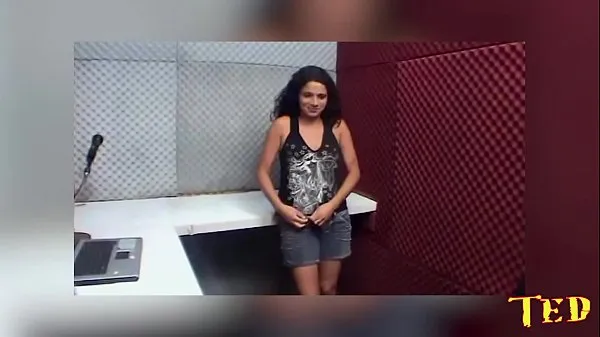 Nuevo Llevé a la señora de la limpieza a la cabina de radio y le comí el culo - Michelle Nogueira tubo nuevo