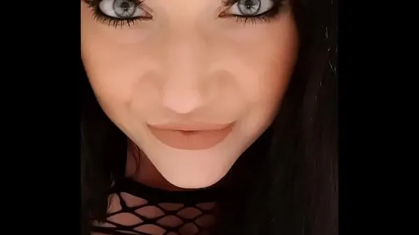 Nytt harmony reigns talks directly to you her eyes are sexy blue and mesmerizing listen to her carefully and get lost in her face färskt rör