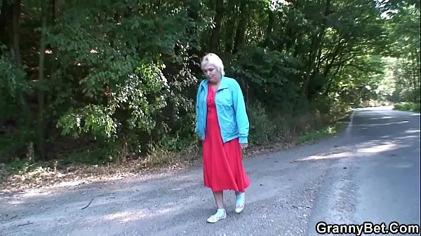 Novo Pegando carona na vovó loira e pegando carona na estrada tubo novo