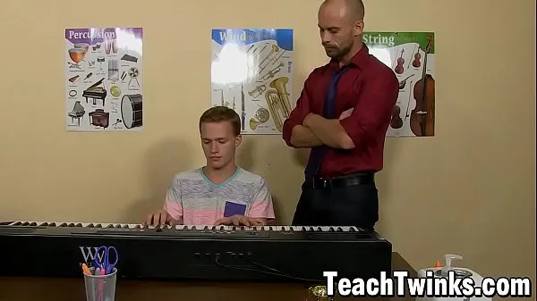 Nova Slender twink Billy London anal slammed by older teacher sveža cev