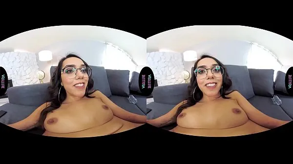 Nuevo Petite latina cutie no podía esperar para arrancar su ropa y masturbarse en realidad virtual tubo nuevo