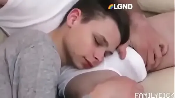 Νέος step Daddy and son fucking on the couch φρέσκος σωλήνας