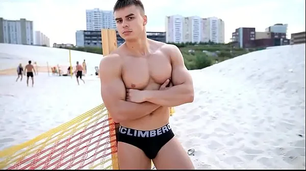 Nieuwe Russian hot Guy on the beach nieuwe tube