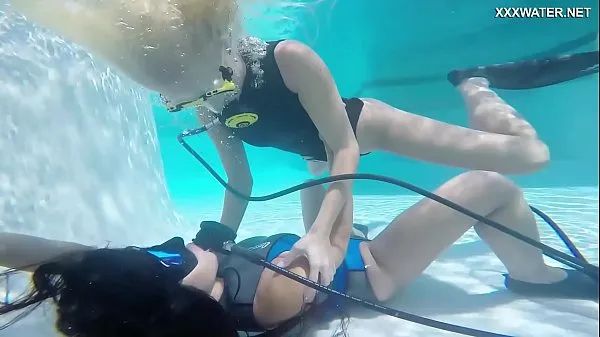 Hungarian lesbian babes underwater Vodichkina and Farkas Ống mới