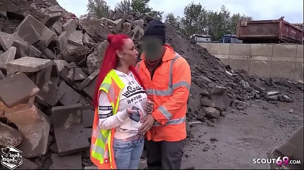 Nuevo Trabajador de la construcción se folla a una joven pelirroja en el trabajo sin condón - German Redhead tubo nuevo