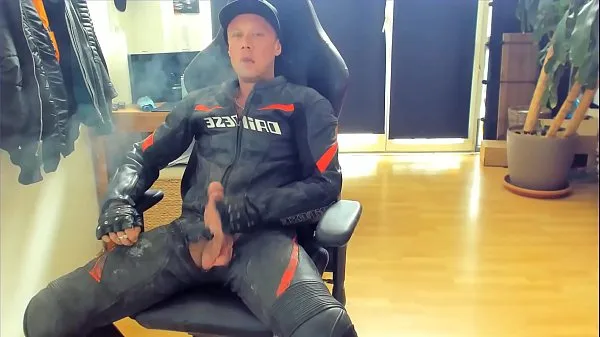 Wanking my cock in my leather gear and getting to a cumshot with some marlboro reds smoking أنبوب جديد جديد