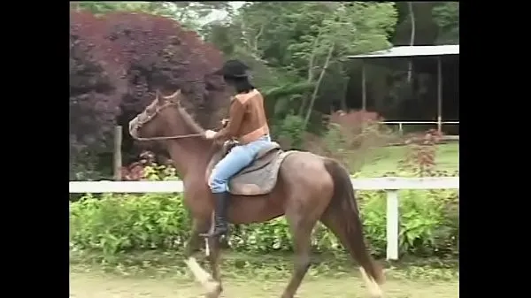 새로운 Darkskinned groom helps white chick with raven hair Cristal De Luna to recover from a surprise caused with running away of her horse 신선한 튜브