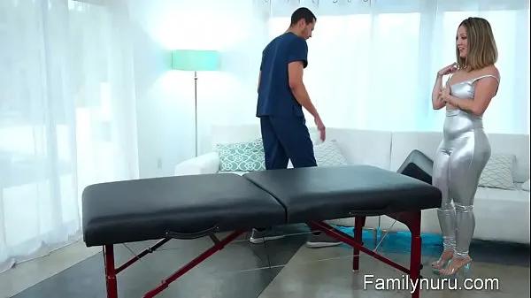 Novo Milf gostosa recebendo massagem na bunda tubo novo