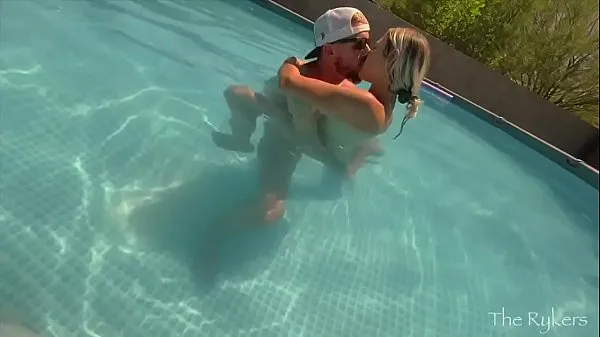 Hot Couple Pool Sex (The Neighbors Love When We Put on a Show Ống mới