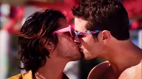 Nuovo Beau Mirchoff e Avan Yogia Gay Kiss della serie TV Now Apocalypsetubo fresco