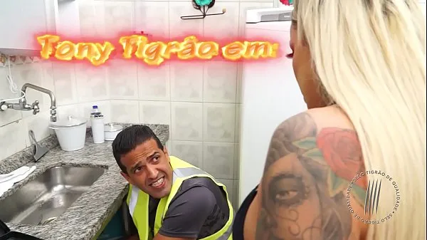 Tony Tigrão em: O ENCANADOR HUMILDE Ep 2: A LOIRA DA COZINHA! Marcando a volta da espetacular LOLLA MARTINELLI ao CANAL DO TIGRÃO em mais uma cena cheia de tesão! E a cena completa já está no RED esperando vocês Ống mới