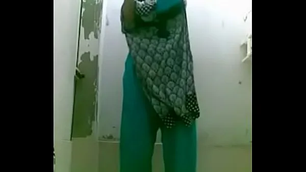 Νέος bottle bating indian wife in shower for a selfie φρέσκος σωλήνας