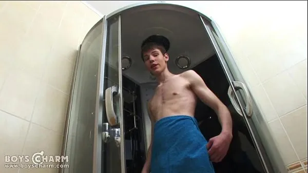 नई Bold twink enjoys a nice tug job in a shower cabin ताज़ा ट्यूब