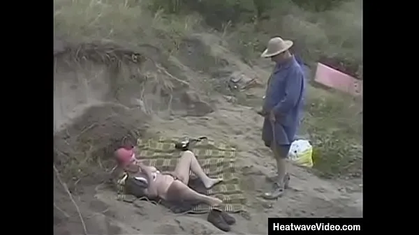 Nouveau Un homme plus âgé fait une promenade relaxante sur la plage quand il tourne un coin et est complètement choqué de voir une vieille mamie se masturber nouveau tube
