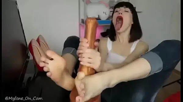 Νέος Hot girl gives horsedildo a footjob φρέσκος σωλήνας