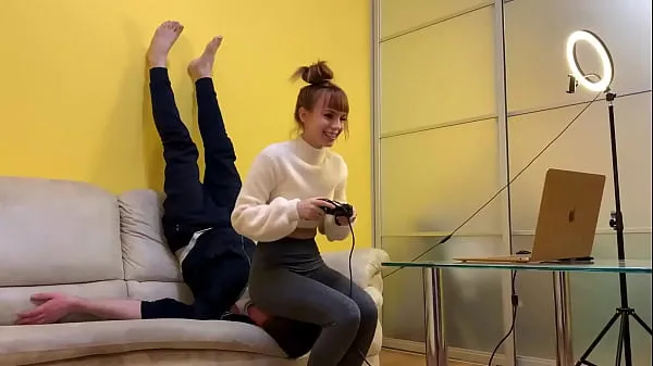 Nouveau Gamer Girl Kira en leggings gris utilise son esclave de chaise tout en jouant pendant un facesitting de poids plein (aperçu nouveau tube