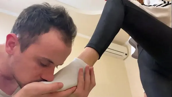 Nytt Bratty Girl Makes a Slave Sniff Her Sweaty Socks and Puts Them in His Mouth (Preview färskt rör