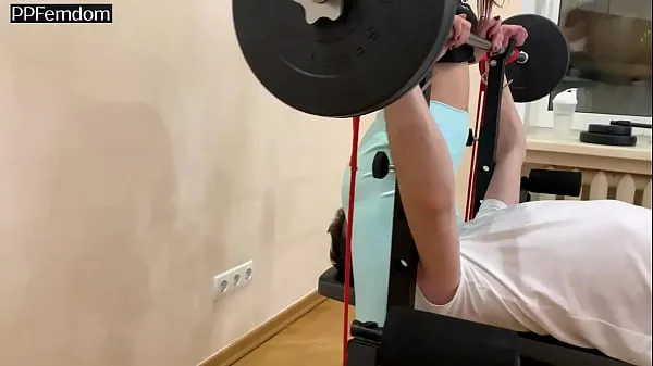 Nouveau Fille dominante excitée et perverse en pantalon de yoga bleu Humiliation Guy in GYM - Facesitting de poids total et de visage sur la suprématie féminine (aperçu nouveau tube