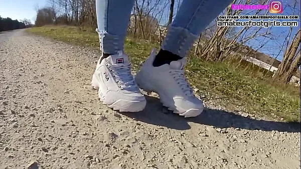 新的 尼龙脚漂亮性感的尼龙脚和女孩玩着她满头是汗的Fila运动鞋，并展示了她那臭湿的尼龙，满头是汗，有臭的 新鲜的 管