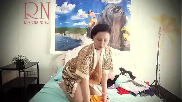 新的 夫人脱下她的白色内裤和跳舞的醉酒。 显示猫。 预告片 家庭主妇在床上摆出性感的内衣和衣服。 她试穿内裤，紧身胸衣，胸罩，袜子，长筒袜，紧身衣，闲荡。 复古怀旧风格 荡妇在性感的衣服摆姿势精美 母 显示抚摸她的阴户和手淫 新鲜的 管