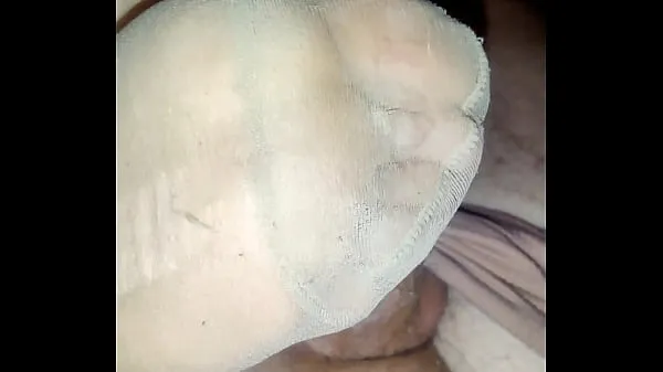 Novo footjob com nylons fedorentos e um grande mar de esperma tubo novo