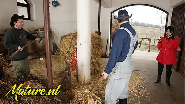 Nouveau Dompteur de chevaux poilus double pénétration dans une écurie pour la première fois nouveau tube