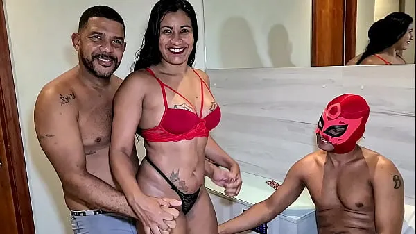 Nuovo Trio amatoriale con la cagna che si diverte molto nel sesso anale con i maschi al motel di Rio de Janeirotubo fresco