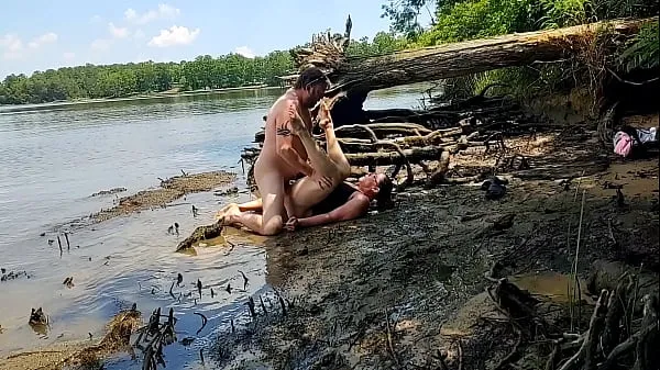 Thick ass MILF creampied fucking in the mud Ống mới