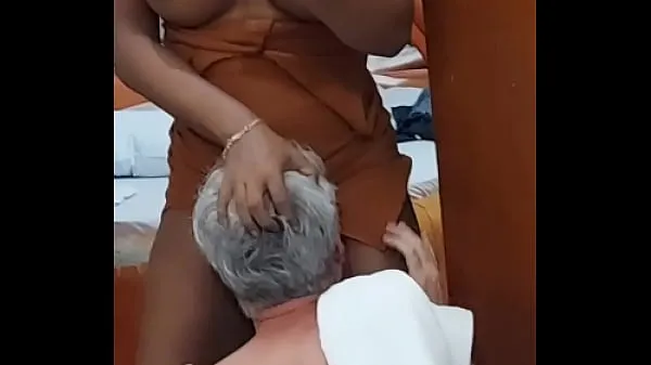 Travesti de Ribeirão humilhando cliente no motelzinho barato - fetiche humilhação أنبوب جديد جديد