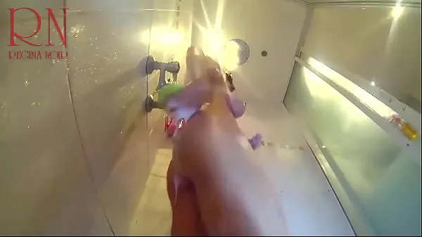新的 淋浴间隐藏的摄像头。 一个年轻的裸体女孩在淋浴时用肥皂清洗。 一位漂亮的女士在淋浴间洗澡。 她用肥皂洗胸部、屁股和阴部。 OMG 完美的多肉猫。 显示她的山雀、 乳头、 多汁剃光猫。 你可以在淋浴时操一个小可爱 新鲜的 管