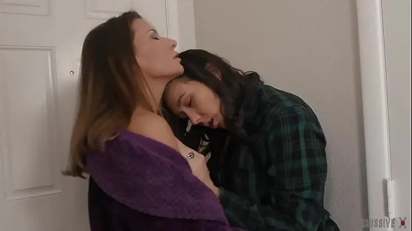 Új Sexy Lesbian Ariel X Kissing Sinn Sage then taking her big hard cocklike strapon friss cső